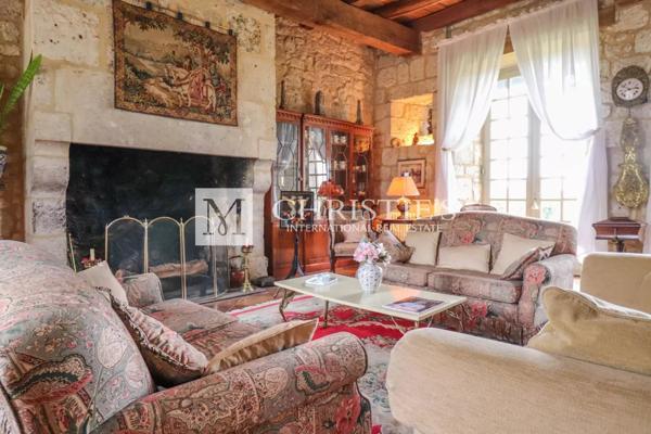 Manoir XVI siècle, vue, avec granges et piscine, proche de Duras