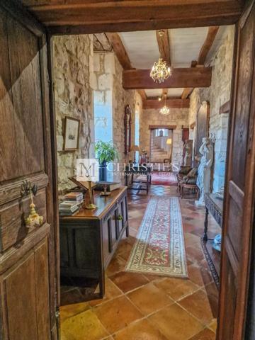 Manoir XVI siècle, vue, avec granges et piscine, proche de Duras