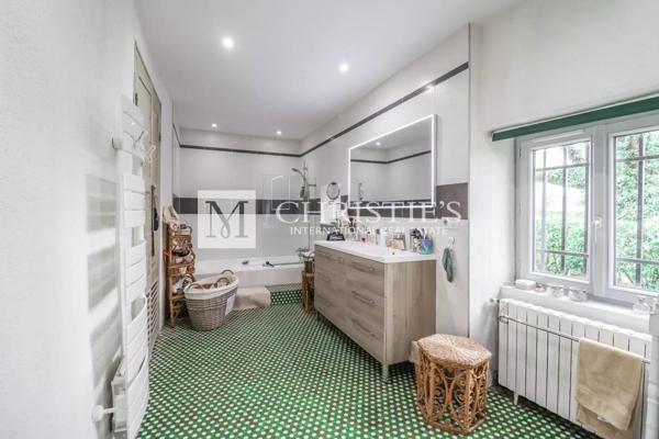 Manoir XVI siècle, vue, avec granges et piscine, proche de Duras