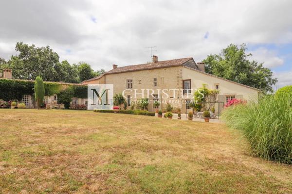 Manoir XVI siècle, vue, avec granges et piscine, proche de Duras