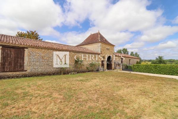 Manoir XVI siècle, vue, avec granges et piscine, proche de Duras