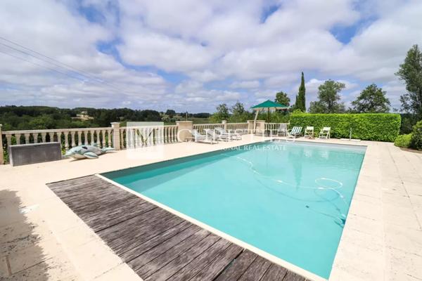 Manoir XVI siècle, vue, avec granges et piscine, proche de Duras