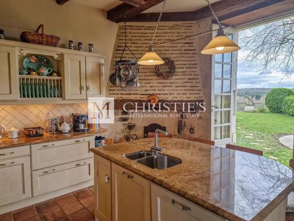 Manoir XVI siècle, vue, avec granges et piscine, proche de Duras