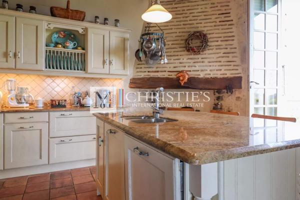 Manoir XVI siècle, vue, avec granges et piscine, proche de Duras