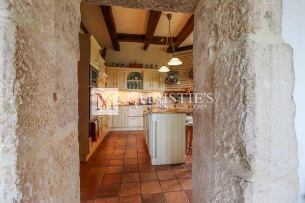 Manoir XVI siècle, vue, avec granges et piscine, proche de Duras