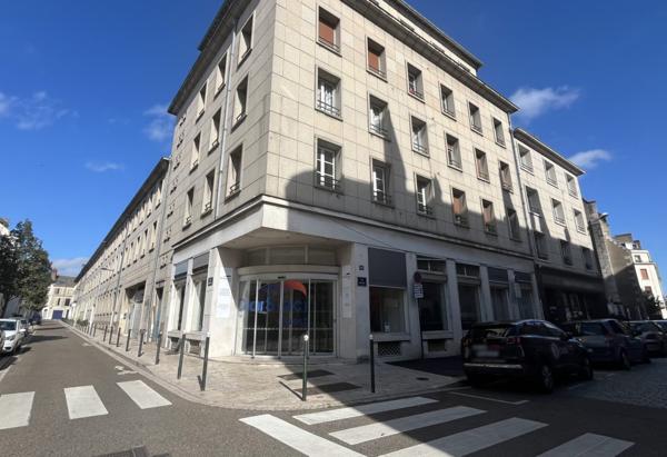 À vendre : Ensemble immobilier tertiaire de 1 090 m² avec parking privatif- Hyper centre Orléans (Loiret - 45)