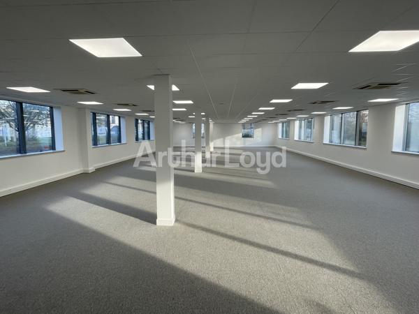 Bureaux rénovés à louer à Villeneuve-d’Ascq - Accessibilité, confort et stationnement inclus