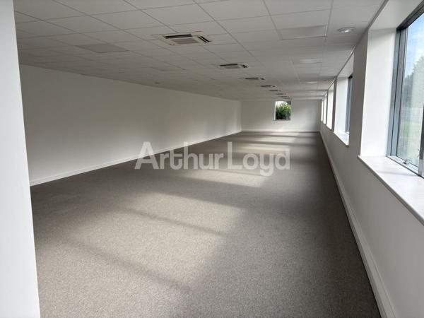 Bureaux rénovés à louer à Villeneuve-d’Ascq - Accessibilité, confort et stationnement inclus
