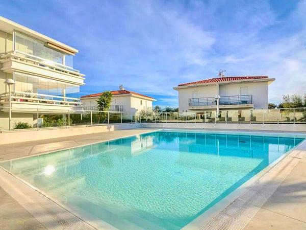 CARQUEIRANNE APPARTEMENT T2 AVEC BELLE TERRASSE ET ASCENSEUR