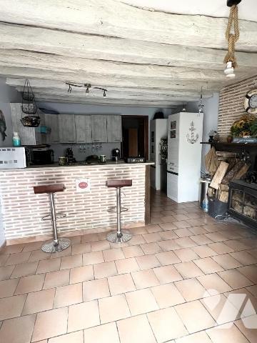 Maison alliant le charme des poutres apparentes et des briques,