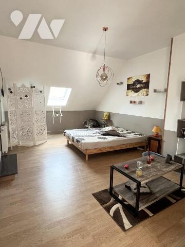 Maison alliant le charme des poutres apparentes et des briques,