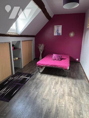 Maison alliant le charme des poutres apparentes et des briques,