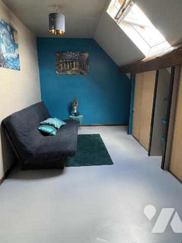 Maison alliant le charme des poutres apparentes et des briques,