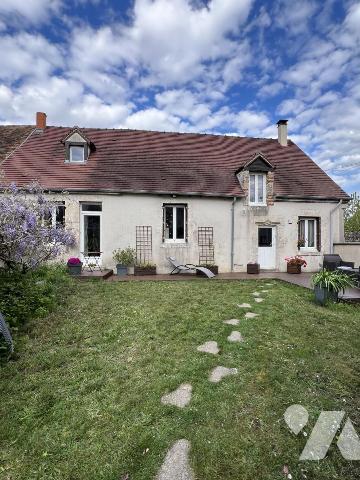 Maison alliant le charme des poutres apparentes et des briques,