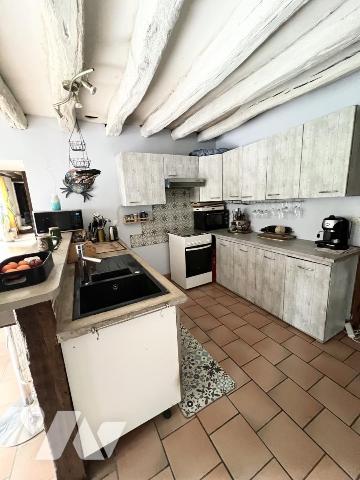 Maison alliant le charme des poutres apparentes et des briques,