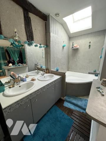 Maison alliant le charme des poutres apparentes et des briques,