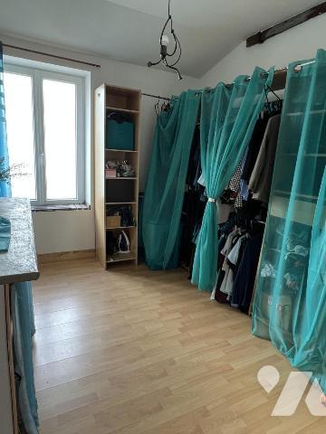 Maison alliant le charme des poutres apparentes et des briques,