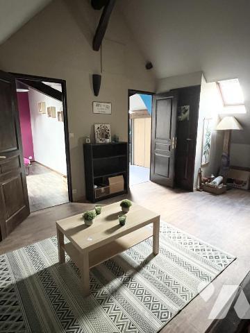 Maison alliant le charme des poutres apparentes et des briques,