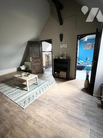 Maison alliant le charme des poutres apparentes et des briques,