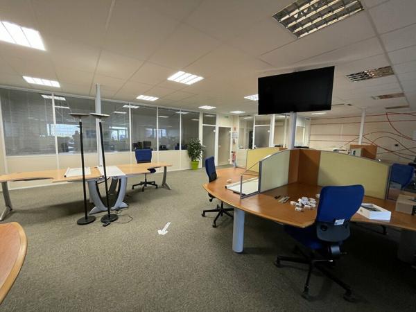 LOCATION BUREAUX A ECHIRE PROCHE NIORT ENVIRON 376m2 AVEC PARKINGS BELLE VISIBILITE
