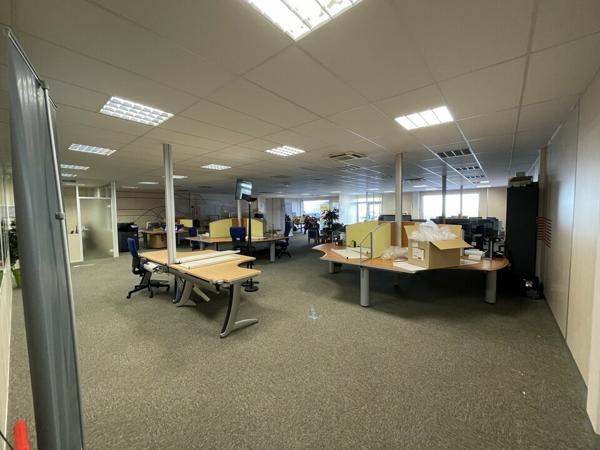 LOCATION BUREAUX A ECHIRE PROCHE NIORT ENVIRON 376m2 AVEC PARKINGS BELLE VISIBILITE