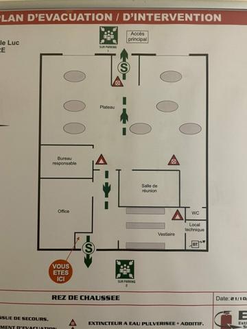 LOCATION BUREAUX A ECHIRE PROCHE NIORT ENVIRON 376m2 AVEC PARKINGS BELLE VISIBILITE