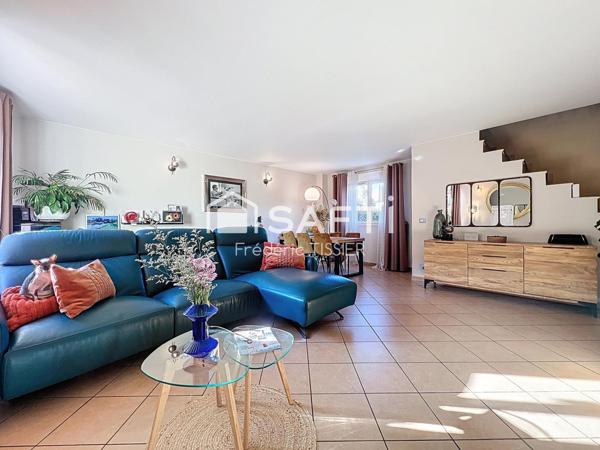 La Roquette s/Siagne : Villa mitoyenne 4 pièces + piscine.