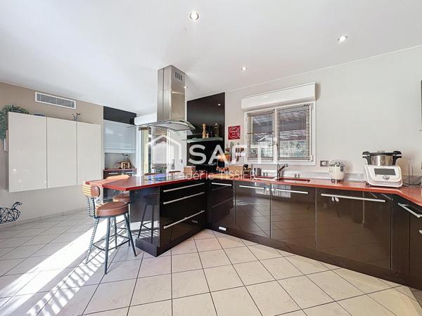 La Roquette s/Siagne : Villa mitoyenne 4 pièces + piscine.