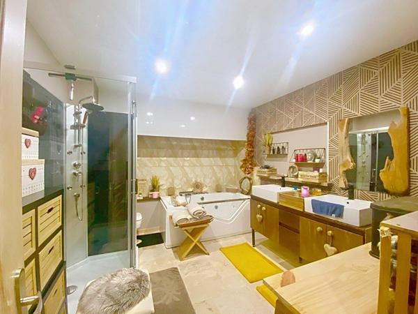 LOFT 140M² AVEC TERRASSE ET STATIONNEMENT