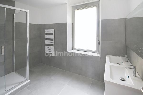 APPARTEMENT DE 97.6M2 AVEC 3 CHAMBRES, 2 SALLES DE BAIN, PARKING, BALCON, CAVE