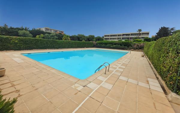 Appartement à vendre    2 pièces • 51 m2 Antibes