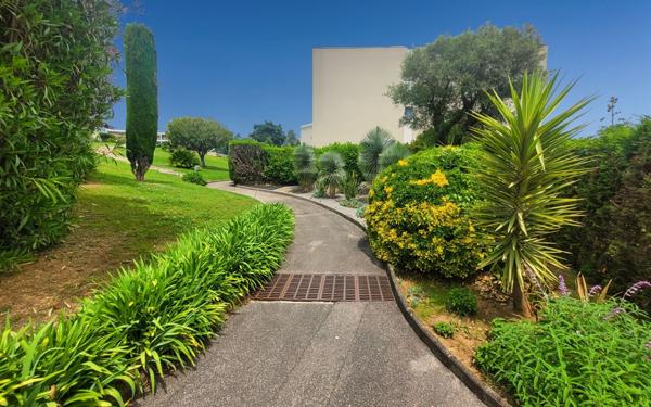 Appartement à vendre    2 pièces • 51 m2 Antibes