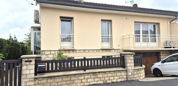 Belle Maison en Pierres Rares de 103 m² sur Sous-sol complet et entièrement Rénovée avec Goût, avec ses Cours, Sas, Véranda, Terrasse et Terrain clos et joliment arboré de 353 m²