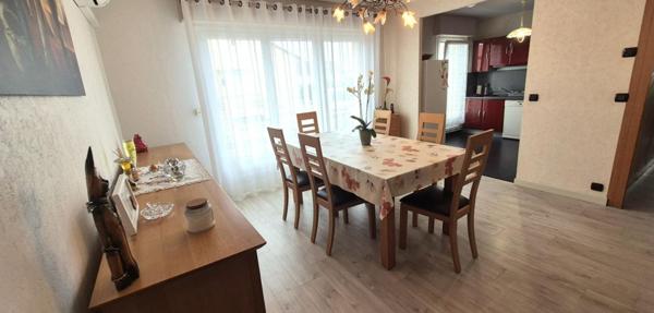 Belle Maison en Pierres Rares de 103 m² sur Sous-sol complet et entièrement Rénovée avec Goût, avec ses Cours, Sas, Véranda, Terrasse et Terrain clos et joliment arboré de 353 m²