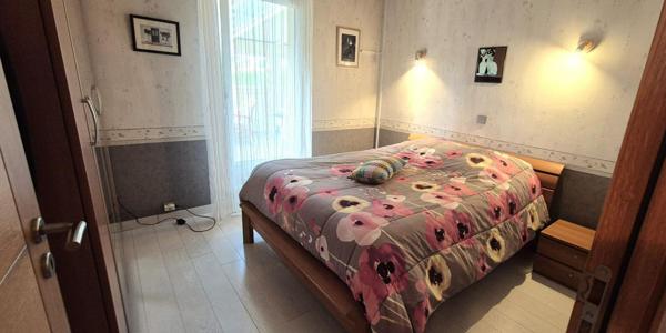 Belle Maison en Pierres Rares de 103 m² sur Sous-sol complet et entièrement Rénovée avec Goût, avec ses Cours, Sas, Véranda, Terrasse et Terrain clos et joliment arboré de 353 m²