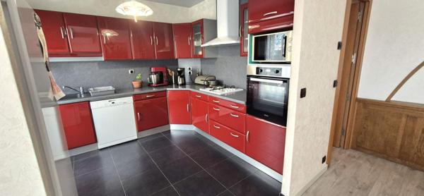 Belle Maison en Pierres Rares de 103 m² sur Sous-sol complet et entièrement Rénovée avec Goût, avec ses Cours, Sas, Véranda, Terrasse et Terrain clos et joliment arboré de 353 m²