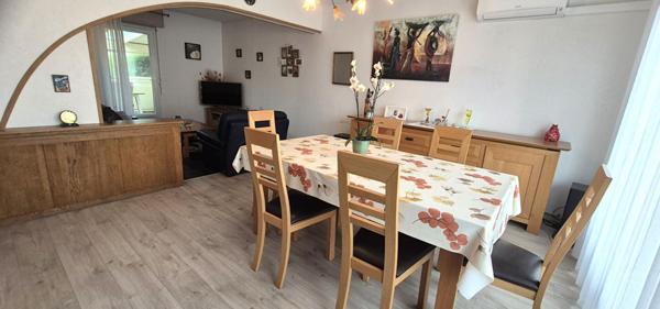 Belle Maison en Pierres Rares de 103 m² sur Sous-sol complet et entièrement Rénovée avec Goût, avec ses Cours, Sas, Véranda, Terrasse et Terrain clos et joliment arboré de 353 m²