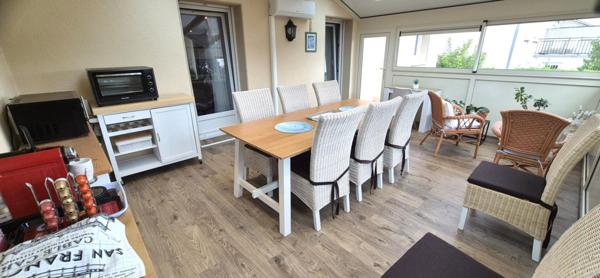 Belle Maison en Pierres Rares de 103 m² sur Sous-sol complet et entièrement Rénovée avec Goût, avec ses Cours, Sas, Véranda, Terrasse et Terrain clos et joliment arboré de 353 m²