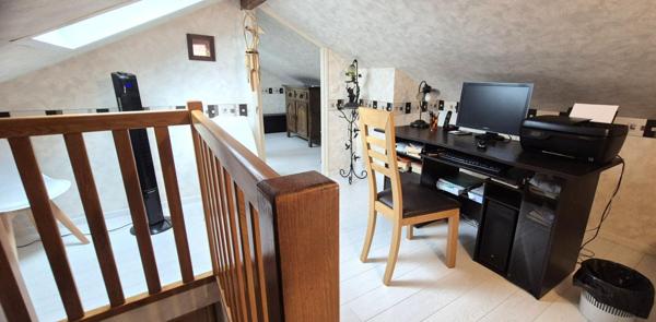 Belle Maison en Pierres Rares de 103 m² sur Sous-sol complet et entièrement Rénovée avec Goût, avec ses Cours, Sas, Véranda, Terrasse et Terrain clos et joliment arboré de 353 m²