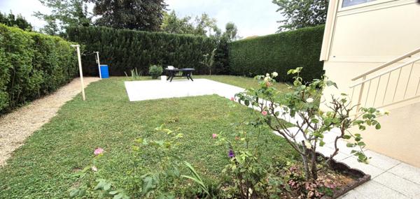 Belle Maison en Pierres Rares de 103 m² sur Sous-sol complet et entièrement Rénovée avec Goût, avec ses Cours, Sas, Véranda, Terrasse et Terrain clos et joliment arboré de 353 m²