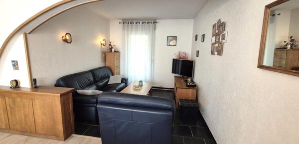 Belle Maison en Pierres Rares de 103 m² sur Sous-sol complet et entièrement Rénovée avec Goût, avec ses Cours, Sas, Véranda, Terrasse et Terrain clos et joliment arboré de 353 m²