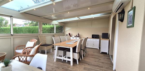 Belle Maison en Pierres Rares de 103 m² sur Sous-sol complet et entièrement Rénovée avec Goût, avec ses Cours, Sas, Véranda, Terrasse et Terrain clos et joliment arboré de 353 m²