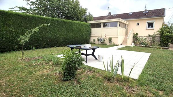 Belle Maison en Pierres Rares de 103 m² sur Sous-sol complet et entièrement Rénovée avec Goût, avec ses Cours, Sas, Véranda, Terrasse et Terrain clos et joliment arboré de 353 m²