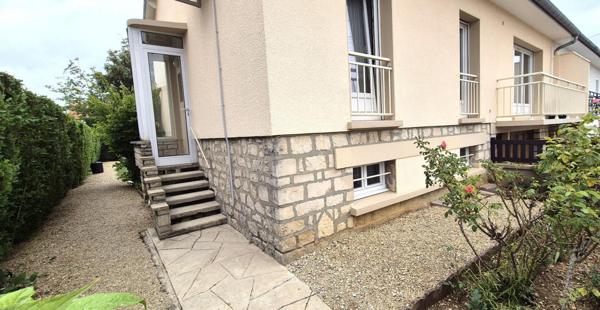 Belle Maison en Pierres Rares de 103 m² sur Sous-sol complet et entièrement Rénovée avec Goût, avec ses Cours, Sas, Véranda, Terrasse et Terrain clos et joliment arboré de 353 m²