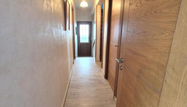 Belle Maison en Pierres Rares de 103 m² sur Sous-sol complet et entièrement Rénovée avec Goût, avec ses Cours, Sas, Véranda, Terrasse et Terrain clos et joliment arboré de 353 m²