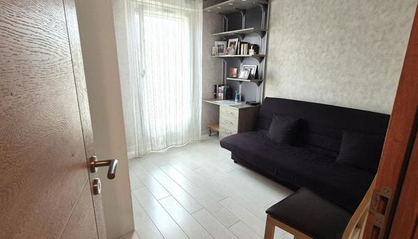 Belle Maison en Pierres Rares de 103 m² sur Sous-sol complet et entièrement Rénovée avec Goût, avec ses Cours, Sas, Véranda, Terrasse et Terrain clos et joliment arboré de 353 m²