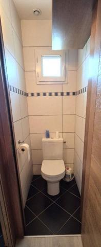 Belle Maison en Pierres Rares de 103 m² sur Sous-sol complet et entièrement Rénovée avec Goût, avec ses Cours, Sas, Véranda, Terrasse et Terrain clos et joliment arboré de 353 m²