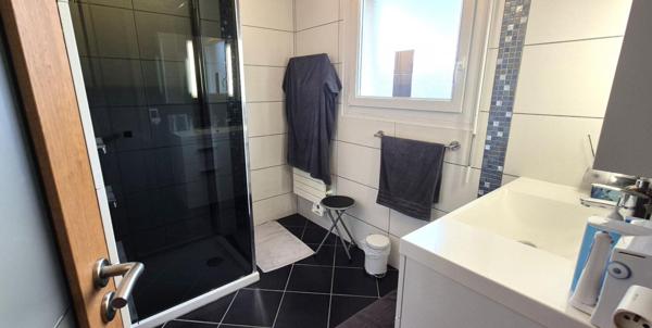 Belle Maison en Pierres Rares de 103 m² sur Sous-sol complet et entièrement Rénovée avec Goût, avec ses Cours, Sas, Véranda, Terrasse et Terrain clos et joliment arboré de 353 m²