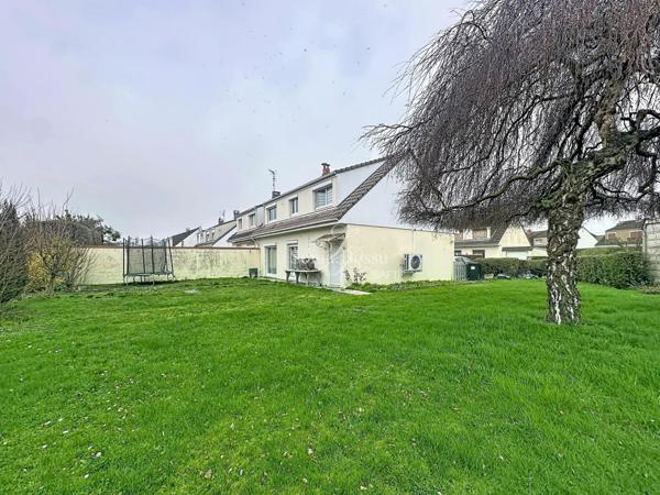 MAISON DE RESIDENCE SEMI MITOYENNE 4 CHAMBRES GARAGE JARDIN