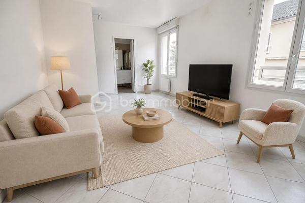 A découvrir, ce joli appartement refait à neuf, situé à seulement 5 minutes à pied de la gare (direction Paris) et à proximité immédiate de tous les commerces et commodités.

Vous profiterez d’une pièce de vie lumineuse avec cuisine ouverte, d’une belle salle d’eau avec WC, ainsi que d’une place de parking privée.

Cet appartement conviendra parfaitement à un étudiant, un investisseur, ou un jeune couple, à la recherche d’un bien sans travaux, prêt à être habité ou loué immédiatement.

Ne tardez pas, contactez-moi pour une visite !
